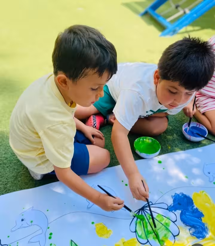 Sanat atölyesi; çocukların boyama ve renk çalışması yaptığı masa