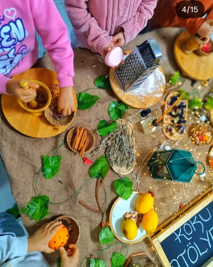 Yemek zamanı; çocukların yemekhanede beslenici öğün yediği görüntü