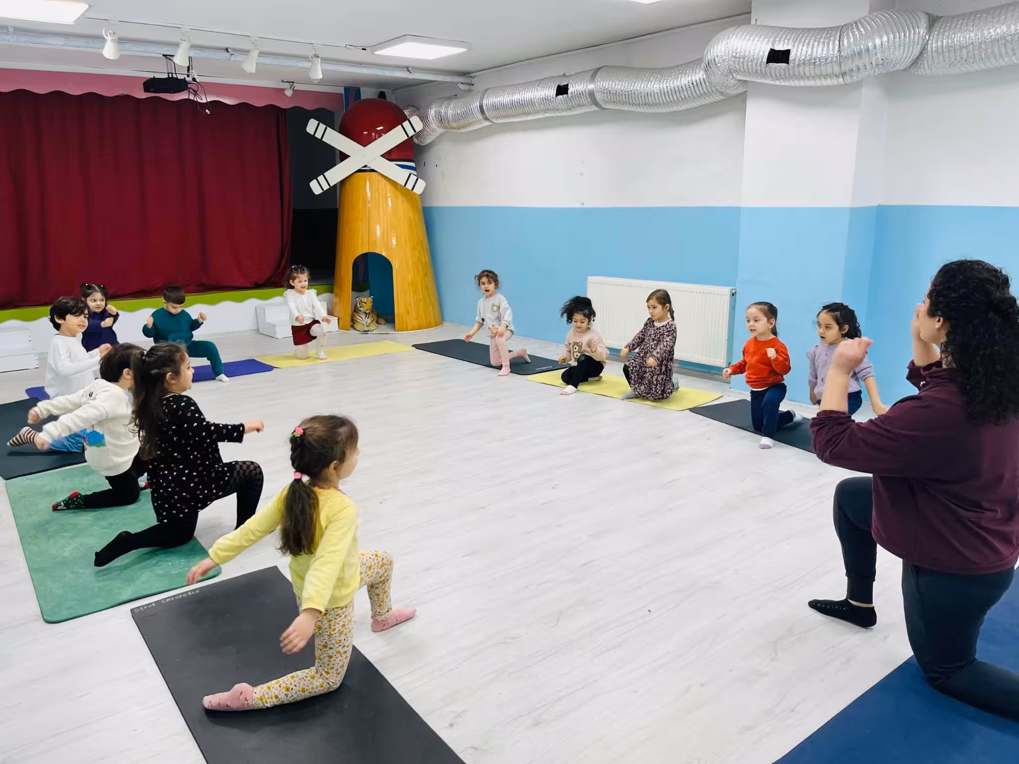 Çocuk yoga ve esneme dersi; grup halinde nefes ve hareket egzersizi