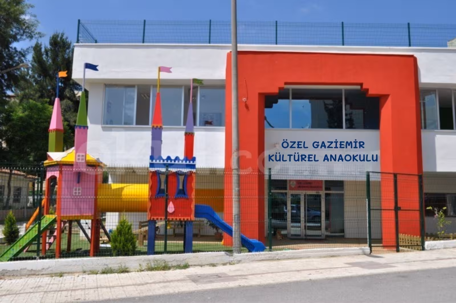 Özel Gaziemir Kültürel Anaokulu yerleşkesi, bina ve çevre düzenlemesi